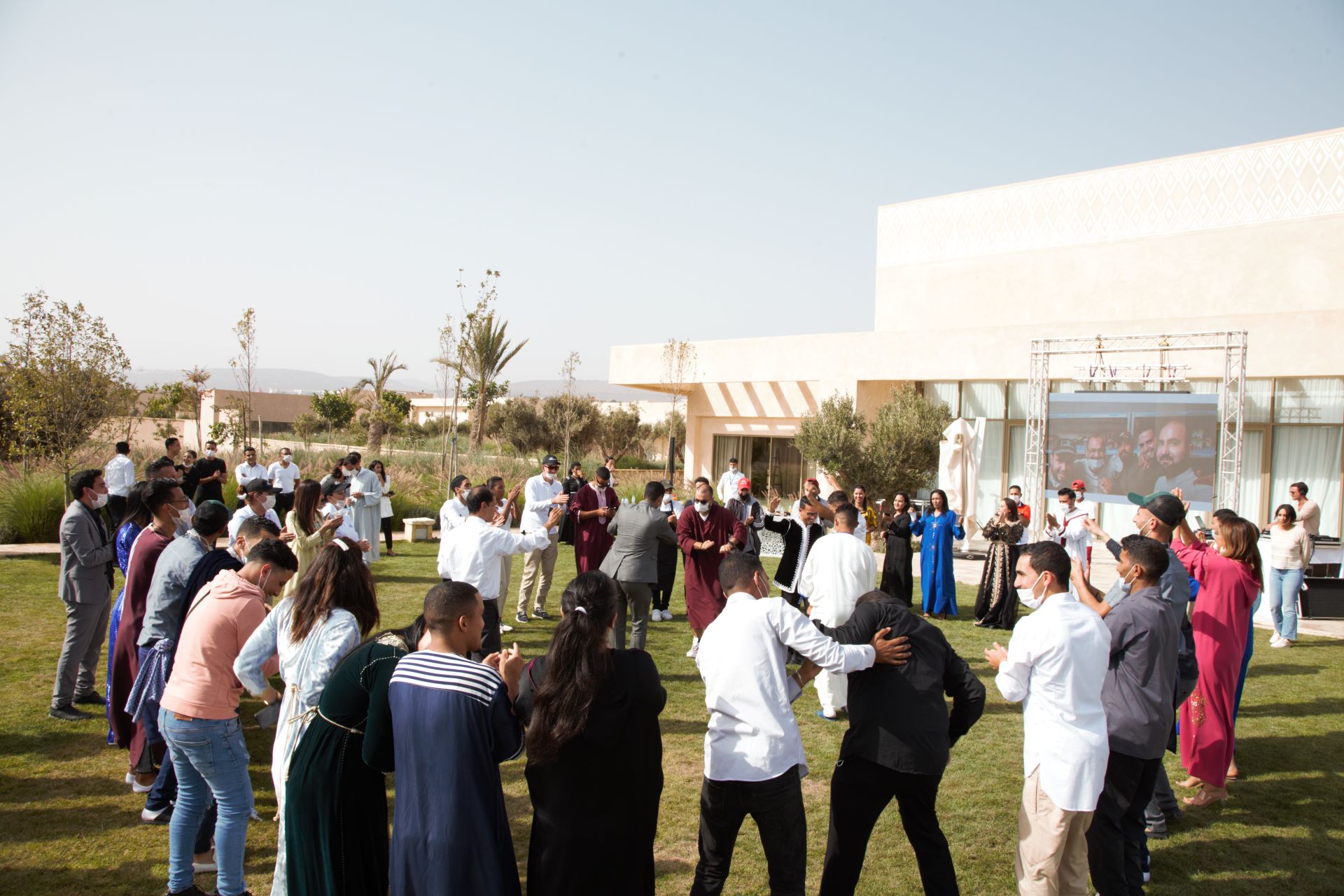Cercle d'animation traditionnelle lors d'une célébration au Fairmont Hôtel Taghazout Bay