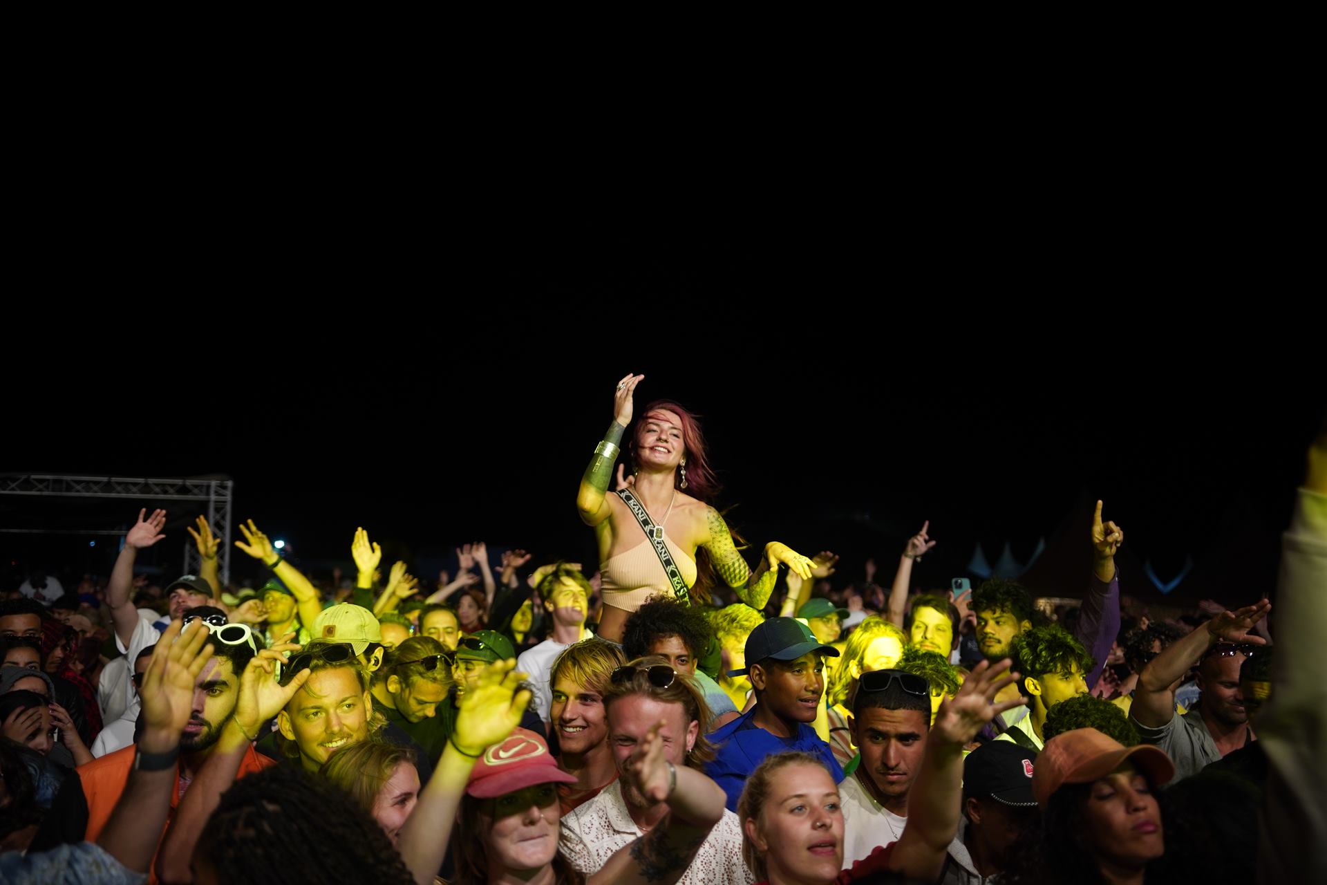 Foule en liesse lors d'un concert nocturne à Agadir
