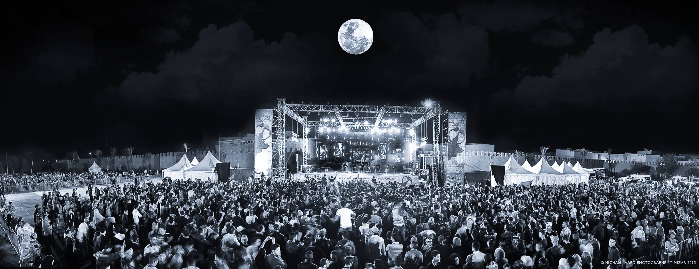 Scène et foule sous la pleine lune lors du Festival Timizart à Agadir