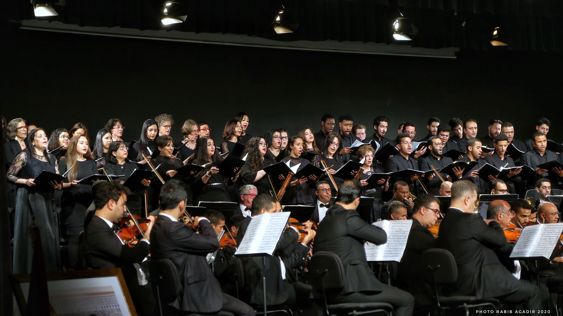 Chœur et orchestre sur scène lors d'une soirée de gala de l'Orchestre Philharmonique du Maroc à Agadir