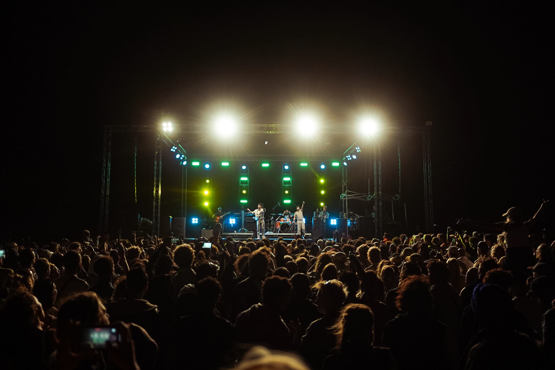 Scène et éclairages lors d'un concert en plein air à la 3ème édition de l'événement TSE à Taghazout